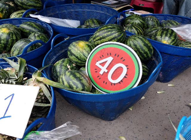 Title:『 山積みのフルーツと野菜に圧倒される』画像説明 :*山積みのフルーツと野菜に圧倒される*観光市場でよく見る“お土産用”の雰囲気はなく、*ここが生活の延長にある市場だということがよく分かる