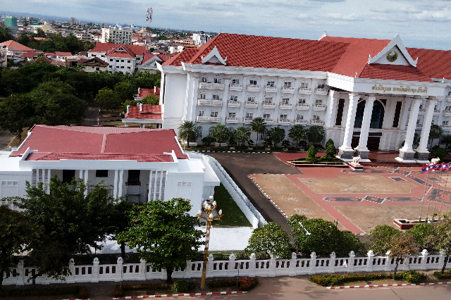 Title:『 パトゥーサイ 展望台からの眺め』画像説明 :*パトゥーサイ 展望台からの眺め*これはラオス首相官邸や議会がある入り口です