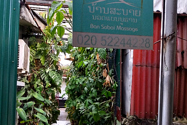 タイトル :『 ビエンチャン観光はつまらない？実際に歩いて感じたことと注意点』見出し:『 1日の過ごし方（リアル）』Keyword:『ビエンチャン観光は、正直つまらない——そう感じる人が多いのも事実です。実際に街を歩いてみると、観光地らしさや派手さはほとんどありません。それでも不思議と「また来てもいい」と思えた理由を、実体験から綴ります。』画像の説明文 :*1日の過ごし方（リアル）*徒歩だけでも十分回れるが、*タート・ルアンからの帰りだけは車を拾った。*午後は暑くなるが、歩けないほどではない。*時間を持て余した4日目は、*サウナに行き、スーパーに行き、*ビールを飲んで過ごした。