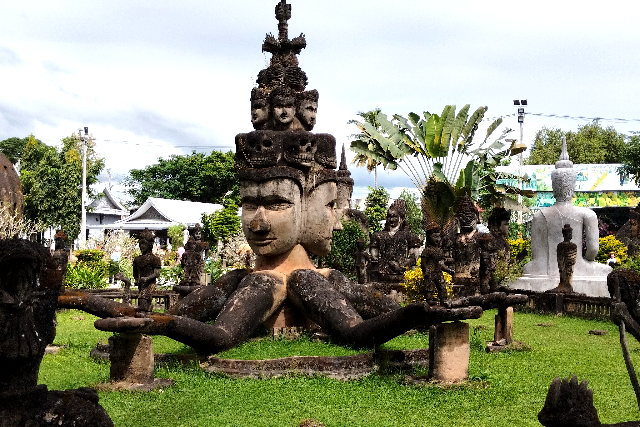 タイトル :『 ビエンチャン観光はつまらない？実際に歩いて感じたことと注意点』見出し:『 混雑・観光客の層』Keyword:『ビエンチャン観光は、正直つまらない——そう感じる人が多いのも事実です。実際に街を歩いてみると、観光地らしさや派手さはほとんどありません。それでも不思議と「また来てもいい」と思えた理由を、実体験から綴ります。』画像の説明文 :*混雑・観光客の層*日本人は、ブッダパークで一組見かけただけ。*観光地疲れは、まったくなかった。