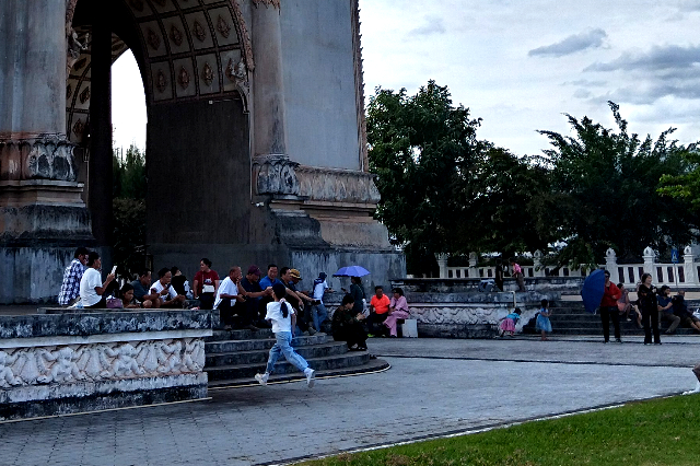 タイトル :『 ビエンチャン観光はつまらない？実際に歩いて感じたことと注意点』見出し:『 混雑・観光客の層』Keyword:『ビエンチャン観光は、正直つまらない——そう感じる人が多いのも事実です。実際に街を歩いてみると、観光地らしさや派手さはほとんどありません。それでも不思議と「また来てもいい」と思えた理由を、実体験から綴ります。』画像の説明文 :*混雑・観光客の層*個人旅行では欧米人が多く、*団体ツアーは圧倒的に中国人。*ラオス鉄道の影響は大きい。