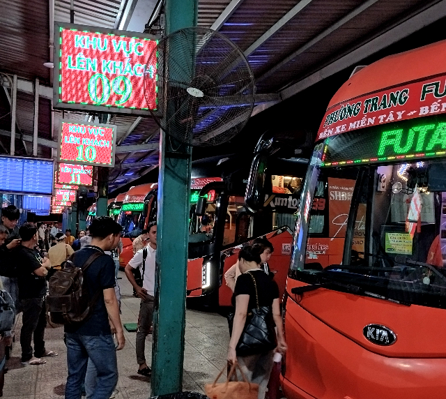 Title:『 なぜバス移動が選ばれているのか』画像説明 :*なぜバス移動が選ばれているのか*ホーチミンからダラットへの移動でバスが選ばれている一番の理由は、スケジュールの柔軟さと便数の多さです*路線バスや長距離スリーピングバスは、朝〜夜まで複数便が出ており、特に人気のある長距離バス会社（FUTA Bus Lines／Phuong Trang など）は1日の運行本数が数十便と非常に多く、*早朝〜深夜まで選択肢が広いので、旅程に合わせやすいというメリットがあります*また、ダラットのような高原都市へ鉄道直通がない（後述）ため、バスは最も現実的で輸送網が整った手段として利用されているのも大きな理由です