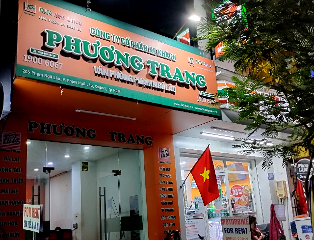 Title:『 FUTAバスチケットオフィス』画像説明 :*FUTAバスチケットオフィス*ミエンタイ・バスターミナル以外にも、旅行者が多く宿泊するエリアにはFUTAバスの営業所（チケットオフィス）がいくつかあります*これらの営業所では、チケット購入や問い合わせができるほか、ミニバンでミエンタイ・バスターミナルまで送迎してもらえる場合があります*ここでは、観光客やバックパッカーの利用が多い、代表的な営業所を3か所紹介します