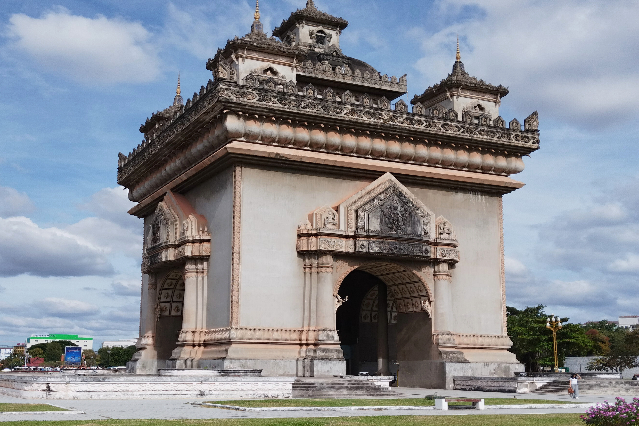 タイトル :『 ビエンチャン観光はつまらない？実際に歩いて感じたことと注意点』見出し:『 なぜ「ビエンチャンはつまらない」と言われるのか』Keyword:『ビエンチャン観光は、正直つまらない——そう感じる人が多いのも事実です。実際に街を歩いてみると、観光地らしさや派手さはほとんどありません。それでも不思議と「また来てもいい」と思えた理由を、実体験から綴ります。』画像の説明文 :*なぜ「ビエンチャンはつまらない」と言われるのか*ビエンチャンが「つまらない」と言われる理由は、かなり明確だ。*有名どころを挙げると*タート・ルアン、凱旋門（パトゥーサイ）、川沿いの公園、ブッダパーク。*正直に言うと、半日あれば一通り見終わる。*特に凱旋門は*「え、これで終わり？」*と感じた人も多いと思う。*写真映えしないでもないが*綺羅びやかさはなく、街に大きな変化もない。