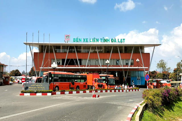 Title:『 ダラットにはバスターミナルがない？』画像説明 :*ダラットにはバスターミナルがない？*正確にはIntercity Bus Stationと言い、*Futa Bas・Futa Express の複合拠点でベトナム全土の省からのバスが発着します*また他社のバスも一部発着しているようです