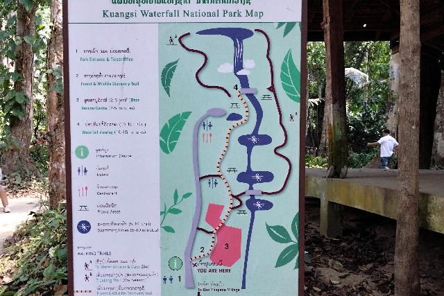 タイトル :『 クアンシーの滝で泳いできました・行き方と料金』見出し:『 混雑状況・施設・注意点【実体験】』Keyword:『ラオス・ルアンパバーン郊外にあるクアンシーの滝を実際に訪問。泳いで分かった水温や注意点、行き方、入場料・ツアー料金、所要時間を写真付きで詳しく解説。一人旅でも安心です。』画像の説明文 :*混雑状況・施設・注意点【実体験】*訪問時間は12〜15時。観光客は多かったものの、敷地が非常に広いため混雑感はほとんどありませんでした。団体よりも、少人数ツアーが目立ちます。*トイレは入場ゲート付近と熊保護区付近など数カ所にありますが、多くの人が利用するためティッシュペーパーは持参必須です。売店の価格は、近年の物価上昇と観光客増加の影響でやや高めに感じました。