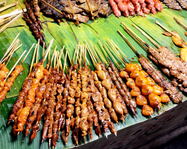 タイトル :『 ビエンチャン観光はつまらない？実際に歩いて感じたことと注意点』見出し:『 食事・休憩で印象に残ったこと』Keyword:『ビエンチャン観光は、正直つまらない——そう感じる人が多いのも事実です。実際に街を歩いてみると、観光地らしさや派手さはほとんどありません。それでも不思議と「また来てもいい」と思えた理由を、実体験から綴ります。』画像の説明文 :*食事・休憩で印象に残ったこと*観光客向けの店は多いが、*あえてそういう店には入らなかった。*地元の人も利用している食堂では、*冷蔵庫を自分で開けてビールを取る。*この何気ない行為が、***妙に「溶け込んでいる感じ」**がして良い。