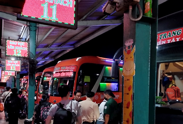 Title:『 ホーチミンからダラットへの行き方｜Q&A』画像説明 :*ホーチミンからダラットへの行き方｜Q&A*FUTAバスであれば空港と同様の液晶表示パネルで行先,発車時刻,バスのナンバー,ゲート番号 一覧が常時更新されているので迷うことはありません。待機は表示されているゲート番号付近で待機しておけば乗車開始を知ることができます。<strong><noscript><img decoding=