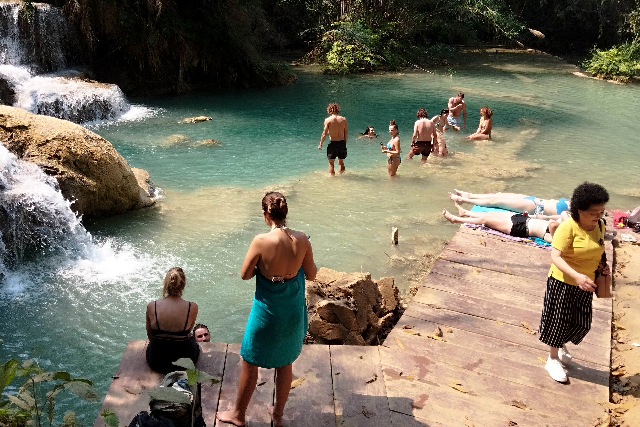 タイトル :『 クアンシーの滝で泳いできました・行き方と料金』見出し:『 所要時間とおすすめの回り方』Keyword:『ラオス・ルアンパバーン郊外にあるクアンシーの滝を実際に訪問。泳いで分かった水温や注意点、行き方、入場料・ツアー料金、所要時間を写真付きで詳しく解説。一人旅でも安心です。』画像の説明文 :*所要時間とおすすめの回り方*クアンシーの滝は上流の滝壺までいくつかのビューポイントがあります*いいなと思ったポイントでゆっくりするのがいいですね