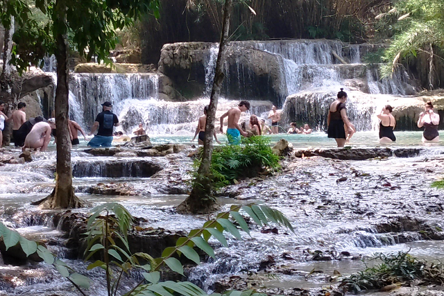 タイトル :『 クアンシーの滝で泳いできました・行き方と料金』見出し:『 泳いでみた感想』Keyword:『ラオス・ルアンパバーン郊外にあるクアンシーの滝を実際に訪問。泳いで分かった水温や注意点、行き方、入場料・ツアー料金、所要時間を写真付きで詳しく解説。一人旅でも安心です。』画像の説明文 :*泳いでみた感想*滝壺の奥行きは15メートルほどあり、自然の中で泳ぐ体験は想像以上に楽しいものでした。なお、着替え場所や荷物置き場はありません。貴重品は同行者に見てもらうのが現実的です。*kazuの服装は水着＋ジーンズ、Tシャツで出かけ、泳ぐときは水着です。*乾季という季節でもあり濡れていても簡單に乾きます