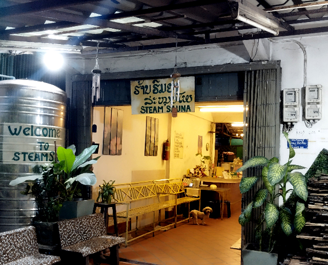 タイトル :『 ビエンチャン観光はつまらない？実際に歩いて感じたことと注意点』見出し:『 それでも「悪くない」と感じた瞬間』Keyword:『ビエンチャン観光は、正直つまらない——そう感じる人が多いのも事実です。実際に街を歩いてみると、観光地らしさや派手さはほとんどありません。それでも不思議と「また来てもいい」と思えた理由を、実体験から綴ります。』画像の説明文 :*それでも「悪くない」と感じた瞬間*メコン川沿いで夕日を眺める時間。*薬草の香りが立ちこめる地場のサウナ。