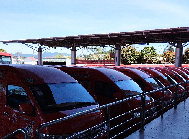 Title:『 バックパッカーから観光客まで利用者が多い理由』画像説明 :*バックパッカーから観光客まで利用者が多い理由*FUTA Busをはじめとする大手バス会社は、ホーチミン市内に複数のバスターミナルや営業所があります*夜行バスや寝台バスなど、旅行日程に合わせて“移動時間を有効活用”できることが魅力です*FUTA Bus では、バス営業所からバスターミナルまでの送迎サービスを提供しています*基本は予約したバス営業所で指定時間に待機する形になりますが、電話でホテル名など乗車場所を伝えても、条件が合えば乗り合いのミニバンで迎えに来て、バスターミナルまで送ってくれます