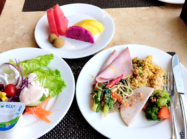 タイトル :『 ビエンチャン観光はつまらない？実際に歩いて感じたことと注意点』見出し:『 1日の過ごし方（リアル）』Keyword:『ビエンチャン観光は、正直つまらない——そう感じる人が多いのも事実です。実際に街を歩いてみると、観光地らしさや派手さはほとんどありません。それでも不思議と「また来てもいい」と思えた理由を、実体験から綴ります。』画像の説明文 :*1日の過ごし方（リアル）*行動開始はだいたい朝9時頃。*それまではホテルの朝食をゆっくり楽しむ