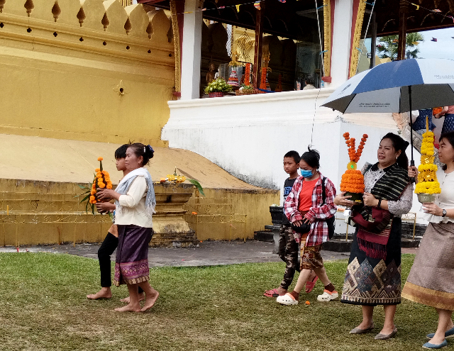 タイトル :『 ビエンチャン観光はつまらない？実際に歩いて感じたことと注意点』見出し:『 それでも「悪くない」と感じた瞬間』Keyword:『ビエンチャン観光は、正直つまらない——そう感じる人が多いのも事実です。実際に街を歩いてみると、観光地らしさや派手さはほとんどありません。それでも不思議と「また来てもいい」と思えた理由を、実体験から綴ります。』画像の説明文 :*それでも「悪くない」と感じた瞬間*不思議なことに、3日目あたりから*ビエンチャンの印象は少しずつ変わっていった。*静かな時間の流れに、身体が慣れてくる。*特別な観光地ではないが、*タート・ルアンの広大な敷地を歩いていると、*店と人と祈りが、生活の一部として存在していることが分かる。