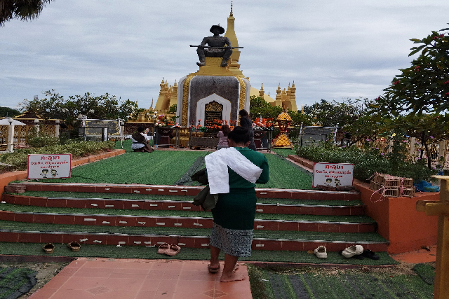 タイトル :『 ビエンチャン観光はつまらない？実際に歩いて感じたことと注意点』見出し:『 なぜ「ビエンチャンはつまらない」と言われるのか』Keyword:『ビエンチャン観光は、正直つまらない——そう感じる人が多いのも事実です。実際に街を歩いてみると、観光地らしさや派手さはほとんどありません。それでも不思議と「また来てもいい」と思えた理由を、実体験から綴ります。』画像の説明文 :*なぜ「ビエンチャンはつまらない」と言われるのか*街が静かすぎる*観光スポットが少ない*見どころが仏教関連に集中している*有名どころを挙げると*タート・ルアン、凱旋門（パトゥーサイ）、川沿いの公園、ブッダパーク。*正直に言うと、半日あれば一通り見終わる。