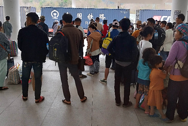 Title:『 改札から乗車までの流れ』画像説明 :*改札から乗車までの流れ*ホームには車両番号が掲示してあるのでチケットに記載されている番号の*乗降口で待機します