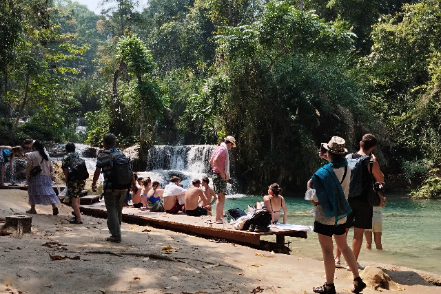 タイトル :『 クアンシーの滝で泳いできました・行き方と料金』見出し:『 ベストシーズン・混雑を避けるコツ』Keyword:『ラオス・ルアンパバーン郊外にあるクアンシーの滝を実際に訪問。泳いで分かった水温や注意点、行き方、入場料・ツアー料金、所要時間を写真付きで詳しく解説。一人旅でも安心です。』画像の説明文 :*ベストシーズン・混雑を避けるコツ*クアンシー滝のベストシーズンは乾季です*ベストシーズン：11月〜2月（乾季）*雨季（6〜9月）：水量は増えるが色はやや濁る