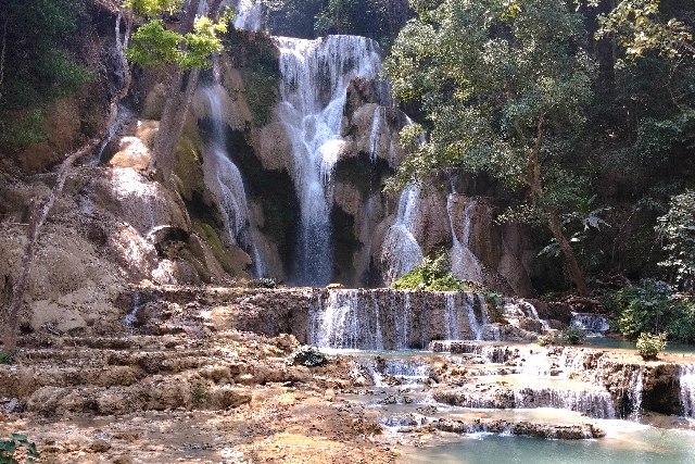 タイトル :『 クアンシーの滝で泳いできました・行き方と料金』見出し:『 所要時間とおすすめの回り方』Keyword:『ラオス・ルアンパバーン郊外にあるクアンシーの滝を実際に訪問。泳いで分かった水温や注意点、行き方、入場料・ツアー料金、所要時間を写真付きで詳しく解説。一人旅でも安心です。』画像の説明文 :*所要時間とおすすめの回り方*滞在目安：2〜3時間*入場後上流に向かって散策・森林浴*滝壺で写真撮影（遊泳禁止）*体力に余裕があれば滝上部へ*下りながら泳げるポイントで休憩