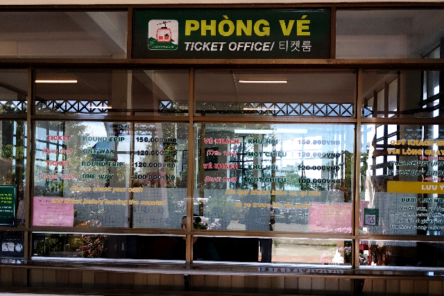 Title:『 ダラットのロープウェイの料金と営業時間』画像説明 :*ダラットのロープウェイの料金と営業時間*ダラットのロープウェイは、比較的手頃な料金で利用できる観光アトラクションです*チケットは往復・片道のいずれかを選ぶことができ、観光スタイルに合わせて使い分けられます*ここでは、実際に利用した時（2025/11月）の料金と、営業時間・運行間隔について紹介します