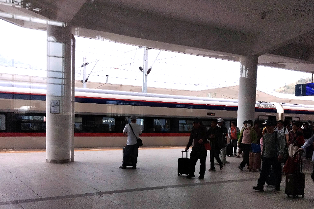 Title:『 改札から乗車までの流れ』画像説明 :*改札から乗車までの流れ*中国は在来線でも日本の新幹線と同じ広軌道（レール間の幅）だから物流には有利です*列車がホームに到着しました