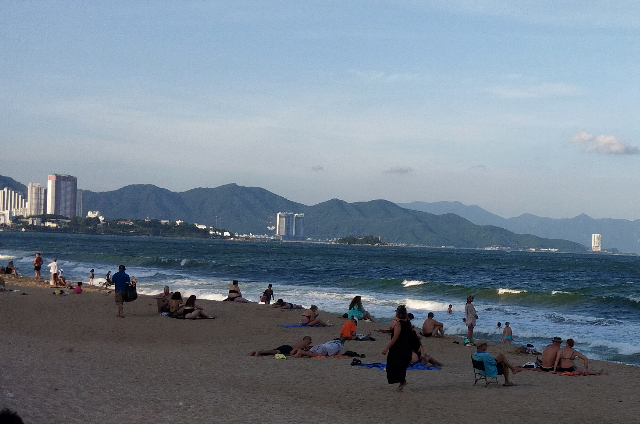 Sub_title: 雨を見越して歩いた、到着日のニャチャンの夕暮れ| tag : ニャチャン 街歩き,ニャチャン ビーチ 場所,ニャチャン 観光,ニャチャン 行き方,| 画像説明 : _雨を見越して歩いた、到着日のニャチャンの夕暮れ_チェックインを終えて、最初に向かったのが海岸_この旅でのニャチャン訪問は、何よりも南国の空気を感じることでした