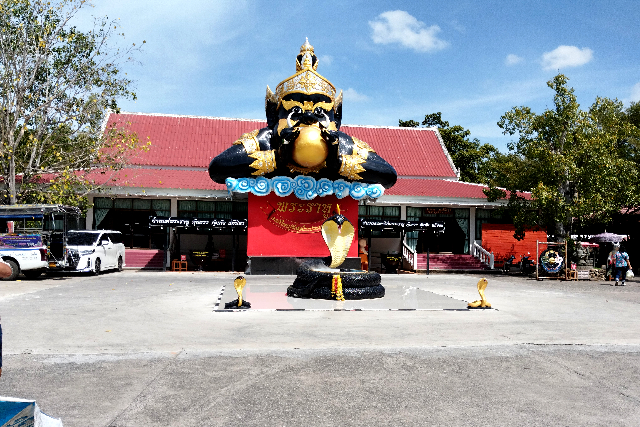 Sub_title: ピンクガネーシャの行き方| tag : タイ　ガネーシャ、ピンクガネーシャ、行き方、バス、電車、ツアー、置物、お土産、ネズミ、なぜ| 画像説明 : _ピンクガネーシャの行き方_ピンクガネーシャは、タイ・チャチューンサオ県のワット・サマーン・ラッタナーラームにあります_バンコク中心部からは約1時間半〜2時間ほどです_主なアクセス方法は次の３つの方法になります_バス、電車を利用し、ロットウーでピンクガネーシャに来た場合はここで乗り降りします