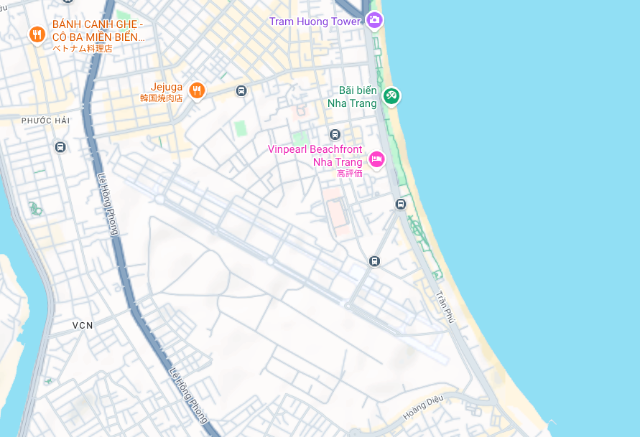 Sub_title: ニャチャンにはふたつの顔がある| tag : ニャチャン 街歩き,ニャチャン ビーチ 場所,ニャチャン 観光,ニャチャン 行き方,| 画像説明 : _ニャチャンにはふたつの顔がある_ニャチャンには元々市街地の近くに空港がありましたが、_観光客の増加でやや遠方に移転しました_その元滑走路の先、海岸沿いには新しい高層ホテルが建ち並んで_旧市街地とは違った落ち着いた雰囲気があります