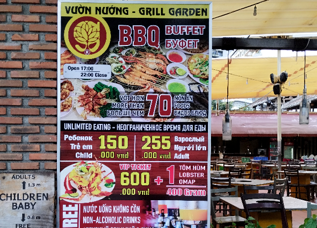 Sub_title: ここはロシア人街?| tag : ニャチャン 街歩き,ニャチャン ビーチ 場所,ニャチャン 観光,ニャチャン 行き方,| 画像説明 : _ここはロシア人街?_通り沿いにあるバーベキューの店_看板にはロシア語が並んでいる