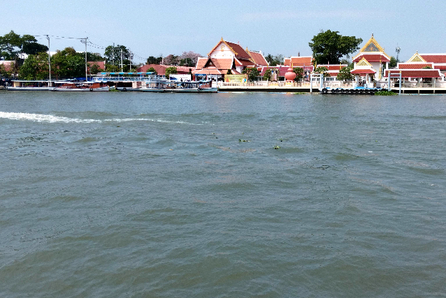 Sub_title: 渡し船でクレット島へ| tag : | 画像説明 : _渡し船でクレット島へ_料金はどこで払うのだろう?と少し迷いますが、特に窓口のようなものは見当たりませんし、_周囲の観光客もあまり気にしていない様子_やがて渡し船が到着し、順番に乗り込みクレット島へ向かいます