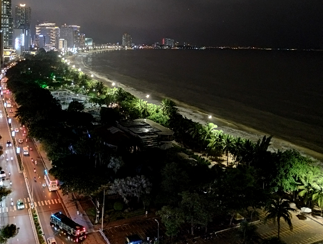 Sub_title: ニャチャンにはふたつの顔がある| tag : ニャチャン 街歩き,ニャチャン ビーチ 場所,ニャチャン 観光,ニャチャン 行き方,| 画像説明 : _ニャチャンにはふたつの顔がある_このあとはビールを買ってホテルに戻ることに_昨日は海岸を歩き、今日は通り沿いに歩きました_雨も時々は降りましたが1日ずっと、ということではありませんでした