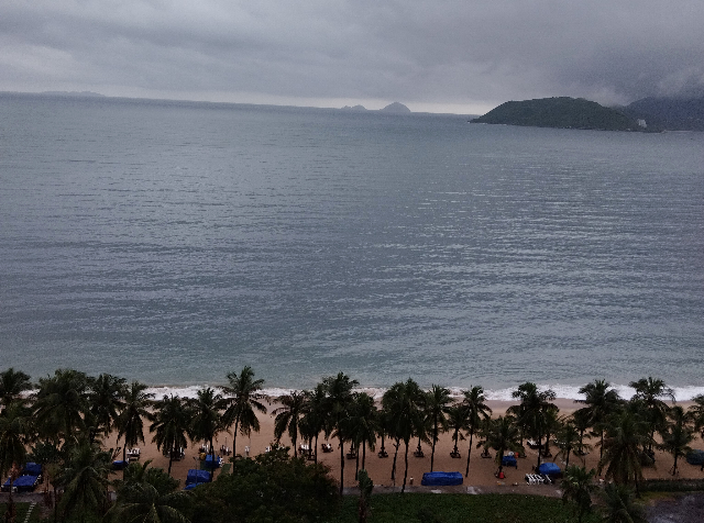 Sub_title: 今日もダメかも? ニャチャン4日目| tag : ニャチャン 街歩き,ニャチャン ビーチ 場所,ニャチャン 観光,ニャチャン 行き方,| 画像説明 : _今日もダメかも? ニャチャン4日目_ニャチャン3日目がないというのはお察しの通り、よく降りました_今日も外はどんよりした厚い雲に覆われています