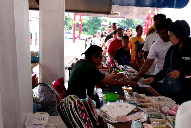 Sub_title: 渡し船でクレット島へ| tag : | 画像説明 : _渡し船でクレット島へ_支払いは乗船時、下船時ともにクレット島側で支払います