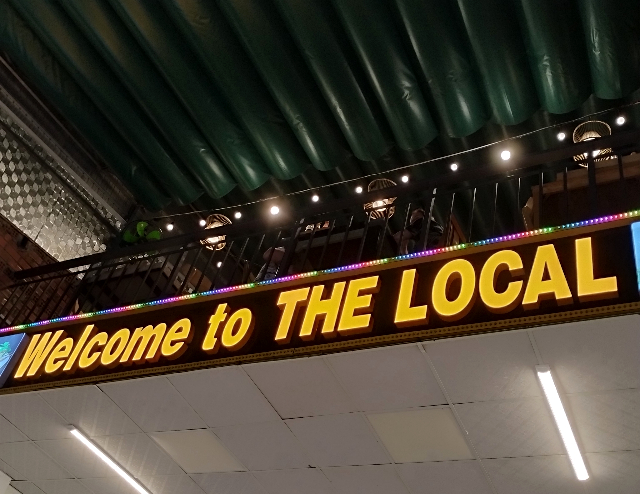 Sub_title: 海鮮レストラン その名もローカル| tag : ニャチャン 街歩き,ニャチャン ビーチ 場所,ニャチャン 観光,ニャチャン 行き方,| 画像説明 : _海鮮レストラン その名もローカル_雨は相変わらず強く降っていましたが、_夕方になると、ようやく上がりました_このタイミングを逃す手はありませんよね_少し歩いてローカルレストランへ向かうことにします