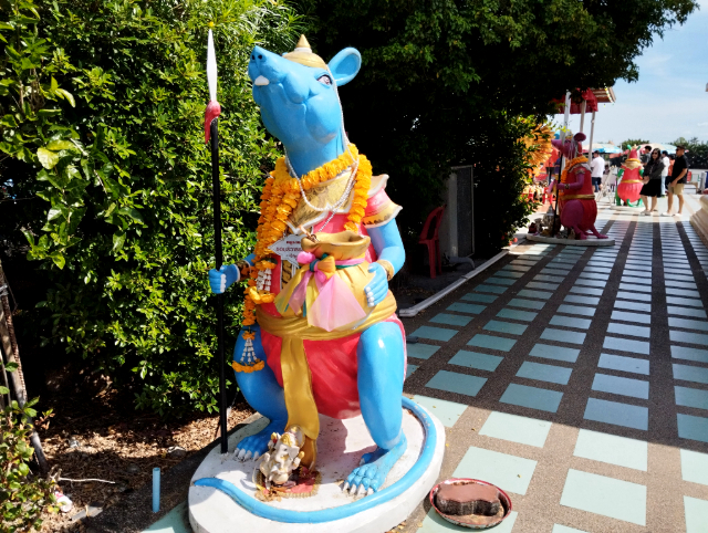 Sub_title: 写真スポットとして人気の理由| tag : タイ　ガネーシャ、ピンクガネーシャ、行き方、バス、電車、ツアー、置物、お土産、ネズミ、なぜ| 画像説明 : _写真スポットとして人気の理由_ただ見るだけでは終わらないのも人気の理由_信仰の場でありながら、写真も楽しめる_神聖さとポップさが同居している――それが、巨大ピンクガネーシャがSNSでも話題になる理由のようです