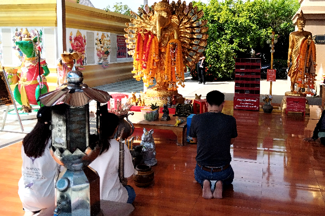 Sub_title: ワット・サマーン・ラッタナーラームの特別な空間| tag : タイ　ガネーシャ、ピンクガネーシャ、行き方、バス、電車、ツアー、置物、お土産、ネズミ、なぜ| 画像説明 : _ワット・サマーン・ラッタナーラームの特別な空間_タイ・チャチューンサオ県にある_ワット・サマーン・ラッタナーラーム_巨大なピンクガネーシャの前に立つと、にぎやかな空気に包まれますが、その一角には周囲とは一線を画す特別な空間があります