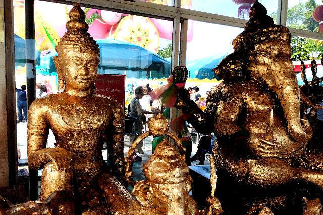 Sub_title: ワット・サマーン・ラッタナーラームの特別な空間| tag : タイ　ガネーシャ、ピンクガネーシャ、行き方、バス、電車、ツアー、置物、お土産、ネズミ、なぜ| 画像説明 : _ワット・サマーン・ラッタナーラームの特別な空間_土足厳禁のガラスで仕切られた室内_靴を脱いで入るその場所には、金箔が貼られた仏像や、細やかな装飾が施された神像が並び、静かに祈りを捧げる人の姿がありました_金箔を丁寧に貼りながら、そっと願いを託す人々_その姿を目にすると、観光地のように見えても、今も信仰が息づく寺院であることを実感します