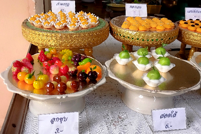 Sub_title: 伝統菓子| tag : | 画像説明 : _伝統菓子_タイ伝統菓子が並ぶ、小さな人気店の軒先には_色とりどりのスィーツが並んでいました