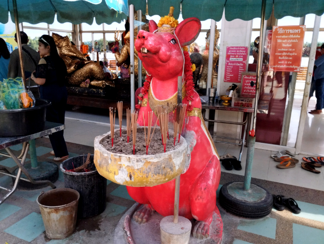 Sub_title: ワット・サマーン・ラッタナーラームの特別な空間| tag : タイ　ガネーシャ、ピンクガネーシャ、行き方、バス、電車、ツアー、置物、お土産、ネズミ、なぜ| 画像説明 : _ワット・サマーン・ラッタナーラームの特別な空間_テーマパークのような華やかさと、祈りの場としての静けさ_この二つの顔をあわせ持つことこそが、この場所の“特別さ”なのかもしれませんね