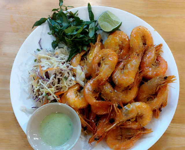 Sub_title: エビ三昧| tag : ニャチャン 街歩き,ニャチャン ビーチ 場所,ニャチャン 観光,ニャチャン 行き方,| 画像説明 : _エビ三昧_これは生簀の車海老_価格は非表示ですが1公斤いくらで売っています(1Kg)_1斤(500g)頼みましたが量は十分あり、率直なお値段はホイアンの海鮮料理店の半額です