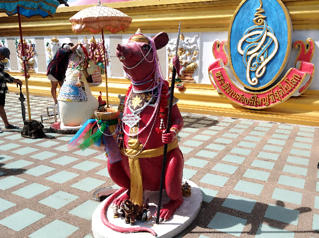 Sub_title: ガネーシャとネズミ、どんな関係？| tag : タイ　ガネーシャ、ピンクガネーシャ、行き方、バス、電車、ツアー、置物、お土産、ネズミ、なぜ| 画像説明 : _ガネーシャとネズミ、どんな関係？_ピンクガネーシャのまわりに並ぶ、色とりどりのネズミの像_どうしてネズミ？_そう思いますよね_実は ネズミは、ガネーシャの乗り物とされる存在です