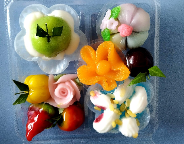 Sub_title: 伝統菓子| tag : クレット島、お菓子の島、クレット島船、クレット島 行き方、ピンクライン| 画像説明 : _伝統菓子_甘さはやさしく、ココナッツやパンダンの香りが広がります_店の前で写真を撮る人も多く、_クレット島らしい一角です