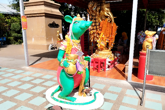 Sub_title: なぜ小声でささやくの？| tag : タイ　ガネーシャ、ピンクガネーシャ、行き方、バス、電車、ツアー、置物、お土産、ネズミ、なぜ| 画像説明 : _なぜ小声でささやくの？_実は「大声ではダメ」という明確な経典ルールがある訳ではないそうで、_これは 信仰習慣・作法 レベルの話のようです