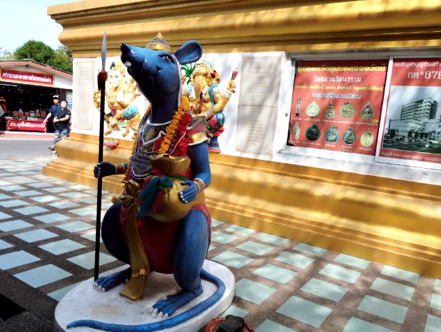 Sub_title: なぜネズミの色を選ぶの？| tag : タイ　ガネーシャ、ピンクガネーシャ、行き方、バス、電車、ツアー、置物、お土産、ネズミ、なぜ| 画像説明 : _なぜネズミの色を選ぶの？_ワット・サマーン・ラッタナーラームのネズミ像は、よく見ると色が違います_ピンク、黄色、緑、青、紫…。実はこれ、ただカラフルなわけではないそうです_タイでは、色に意味を持たせる文化があります