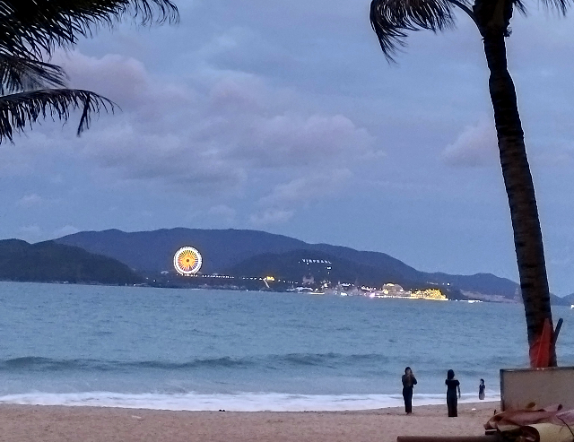 Sub_title: 海に浮かぶ巨大観覧車「スカイホイール」| tag : ニャチャン 街歩き,ニャチャン ビーチ 場所,ニャチャン 観光,ニャチャン 行き方,| 画像説明 : _海に浮かぶ巨大観覧車「スカイホイール」_海の向こうに見えるのが、ホンチェ島にある巨大な観覧車_スカイホイール(Sky Wheel) です