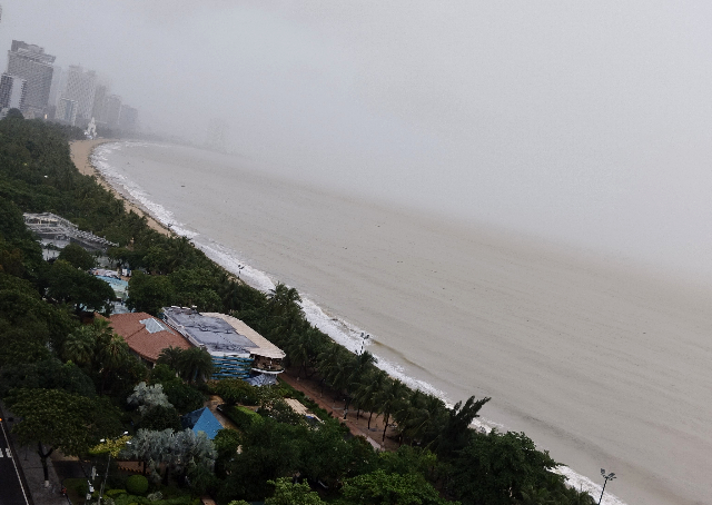 Sub_title: 驚きの5日目、雨のあとの海岸で| tag : ニャチャン 街歩き,ニャチャン ビーチ 場所,ニャチャン 観光,ニャチャン 行き方,| 画像説明 : _驚きの5日目、雨のあとの海岸で_海の向こうがぼんやりと霞んでいました_霧なのか、低い雲なのか_いつもなら見えるはずの景色が、今日は半分ほどしか見えていません