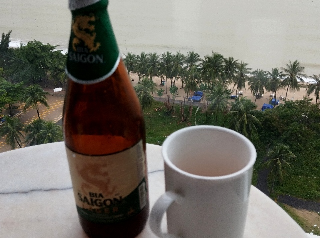 Sub_title: 驚きの5日目、雨のあとの海岸で| tag : ニャチャン 街歩き,ニャチャン ビーチ 場所,ニャチャン 観光,ニャチャン 行き方,| 画像説明 : _驚きの5日目、雨のあとの海岸で_そんな景色を前に、_ベランダでビールを開けます