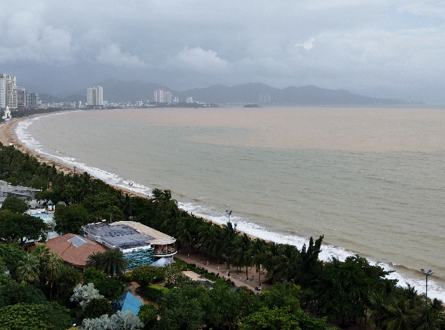 Sub_title: 驚きの5日目、雨のあとの海岸で| tag : ニャチャン 街歩き,ニャチャン ビーチ 場所,ニャチャン 観光,ニャチャン 行き方,| 画像説明 : _驚きの5日目、雨のあとの海岸で_この数日間の雨を思えば、ベランダに出られるだけで、もう十分_やがて、霧か雲か...少しずつ薄れてきて_海の色が見え始めますが、広い範囲で明らかに茶色い