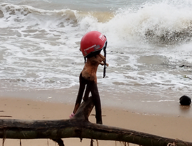 Sub_title: 雨のあとの海岸へ| tag : ニャチャン 街歩き,ニャチャン ビーチ 場所,ニャチャン 観光,ニャチャン 行き方,| 画像説明 : _雨のあとの海岸へ_言葉を失いながら、しばらく海岸を歩きます_そんな中、ふと目に入ったものがありました