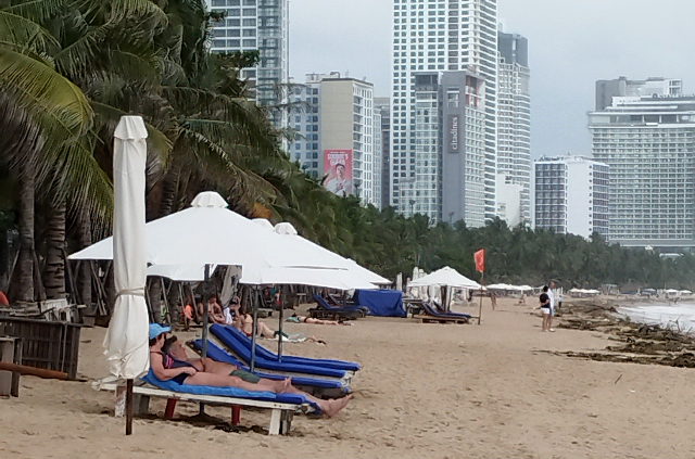 Sub_title: ビーチパラソルの下で、何もしない時間| tag : ニャチャン 街歩き,ニャチャン ビーチ 場所,ニャチャン 観光,ニャチャン 行き方,| 画像説明 : _ビーチパラソルの下で、何もしない時間_ビーチパラソルの下に腰を下ろし、しばらく何もしない_なんだかここ数日が嘘だったような感じもする_足元には、打ち上げられたゴミ_少しちぐはぐで、それでもこれが“今のビーチだし、現実で嘘ではない