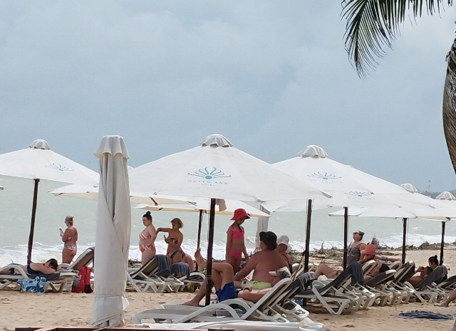 Sub_title: ビーチパラソルの下で、何もしない時間| tag : ニャチャン 街歩き,ニャチャン ビーチ 場所,ニャチャン 観光,ニャチャン 行き方,| 画像説明 : _ビーチパラソルの下で、何もしない時間_空はまだ完全な青ではないけれど、それでも確かに晴れ間は戻ってきているのか_波の音を聞きながら、ただぼんやりと海を眺める時間が心地いい